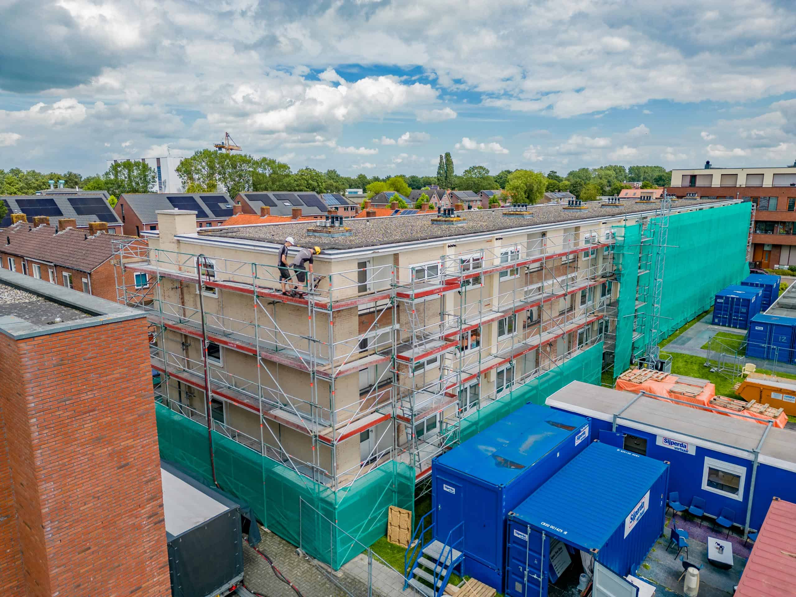 Spouwmuurisolatie wordt aangebracht in spouwmuur