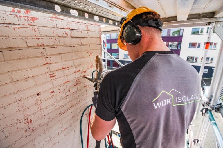 Spouwmuurisolatie wordt in gevel gespoten
