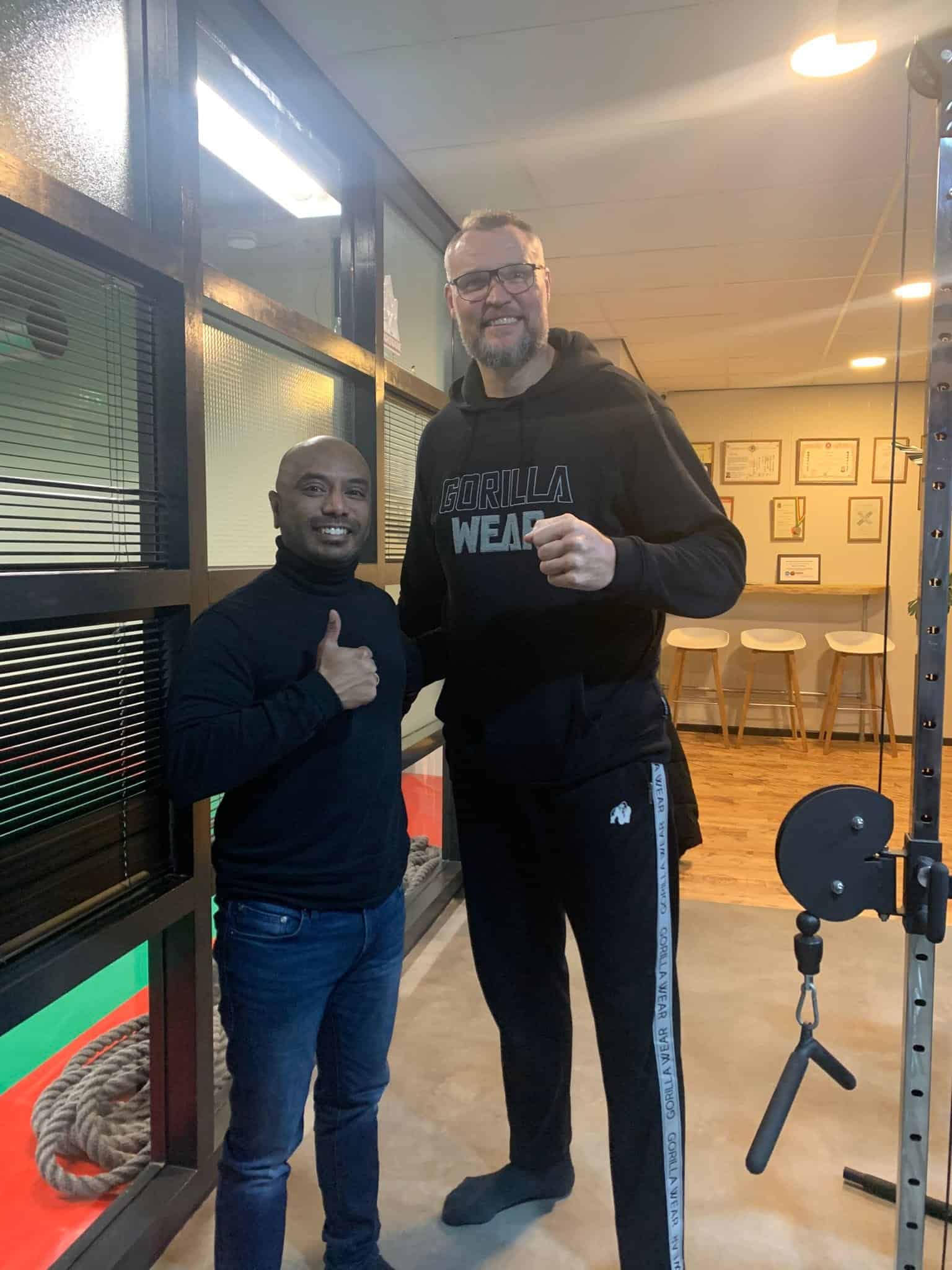 Sergei Risakotta als adviseur van Wijk Isolatie op bezoek bij K1 vechter Sem Schilt